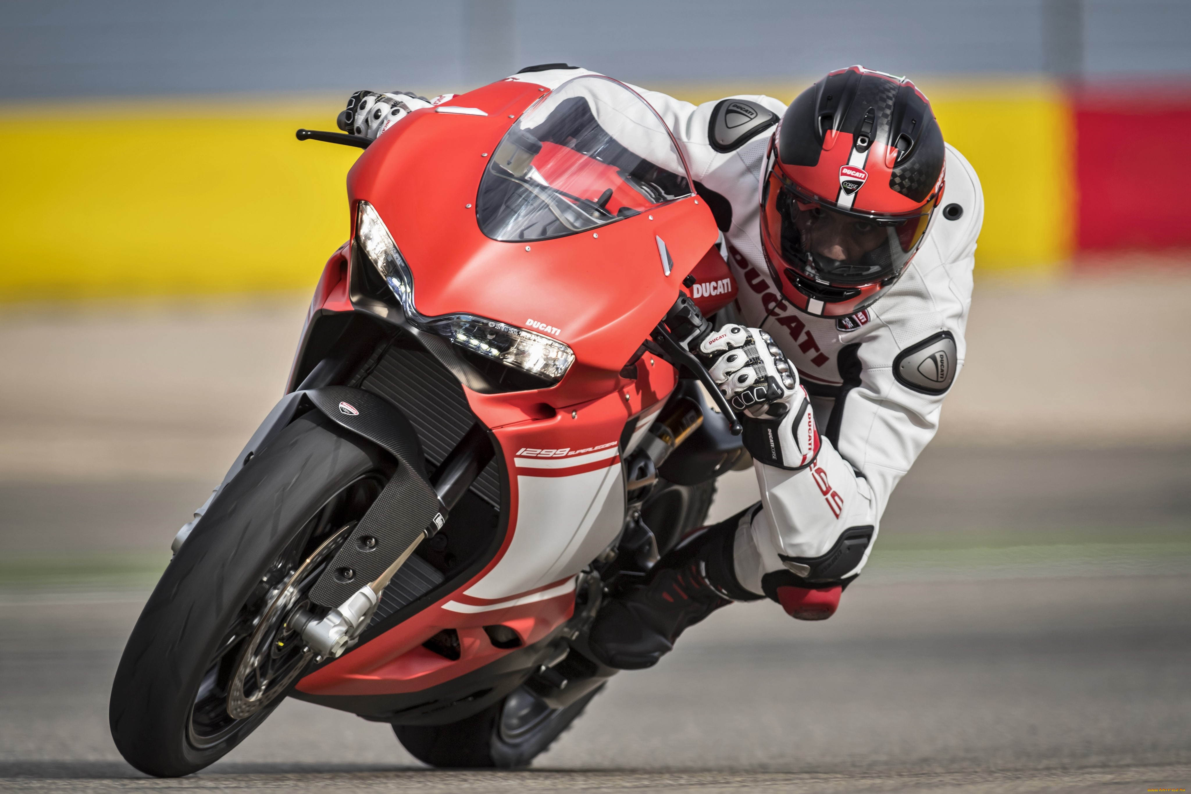 Скорость гоночного мотоцикла. Ducati 1299. 1299 Superleggera. Дукати суперлеггера. Мотоциклетный спорт.